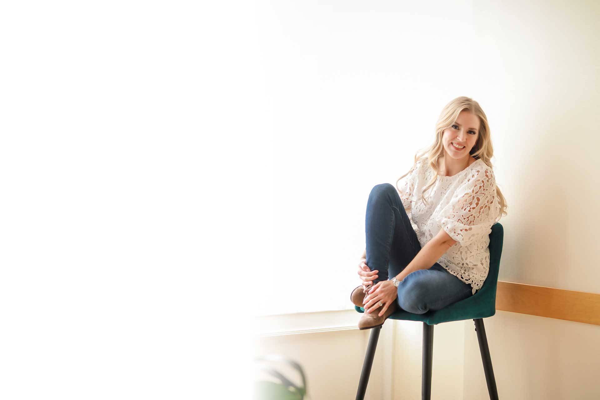 mojo-med-courtney-on-stool